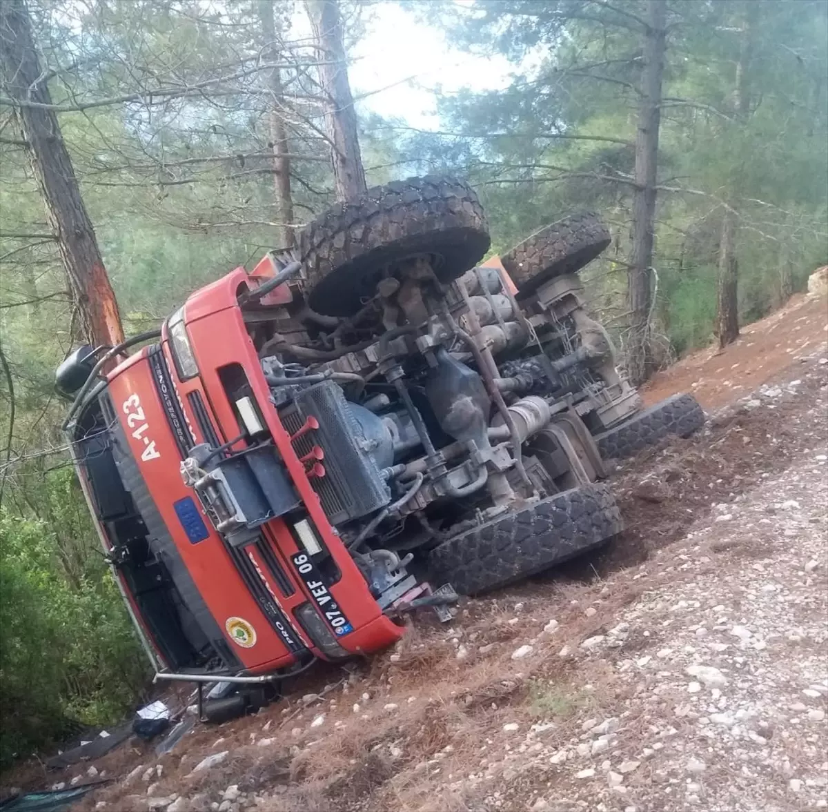 Kumluca'da Orman Yangınına Giden Arazöz Şarampole Devrildi