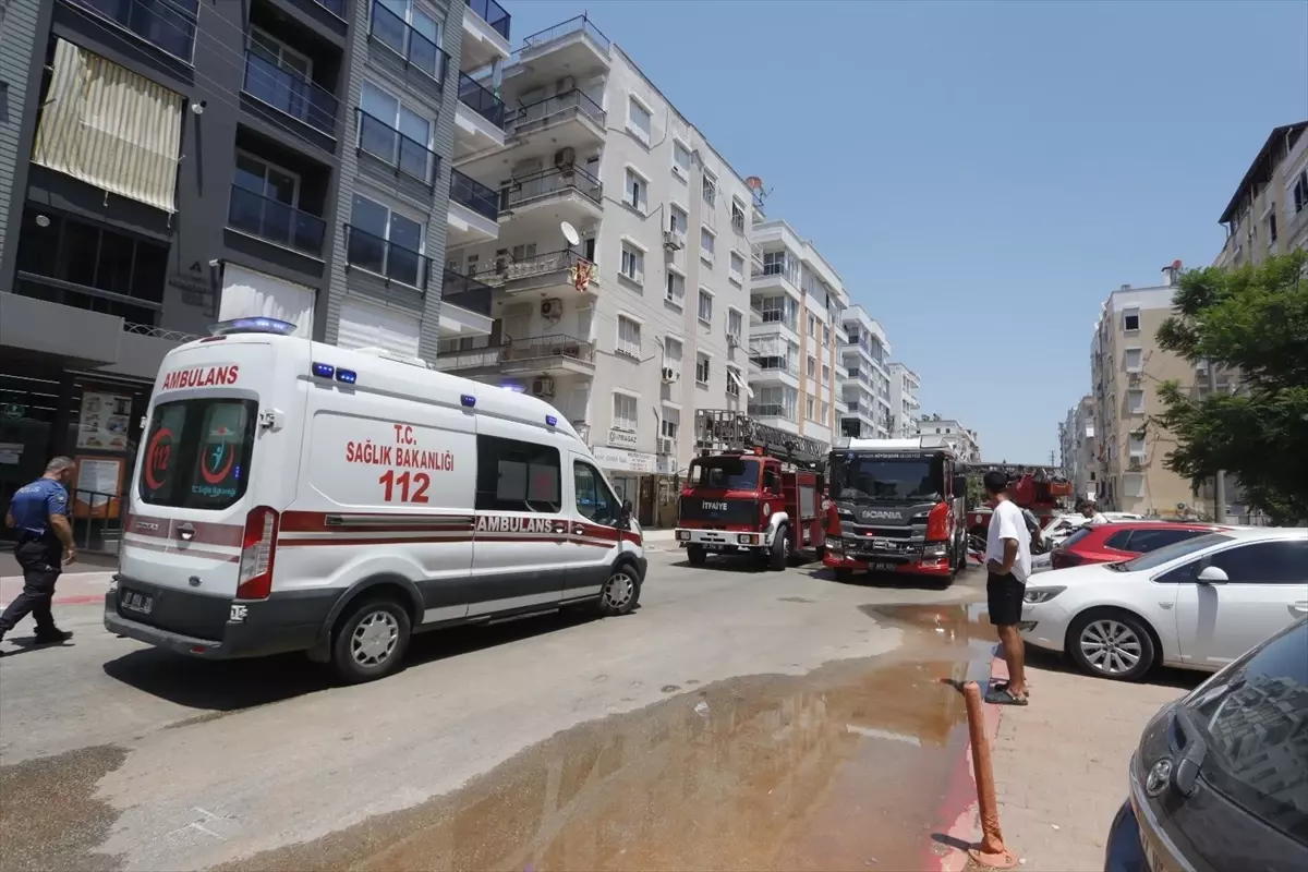 Antalya'da Apartman Yangını: 10 Kişi Hastaneye Kaldırıldı