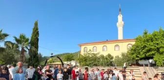 Kumluca'da Kurban Bayramı Geleneği: Çocuklara Şeker Dağıtımı