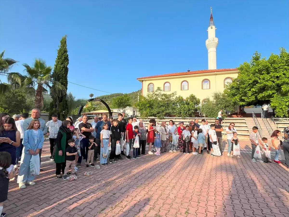 Kumluca'da Kurban Bayramı Geleneği: Çocuklara Şeker Dağıtımı