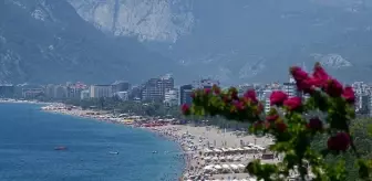 Antalya'da Yüksek Nem ve Sıcak Hava, Sahilleri Doldurdu
