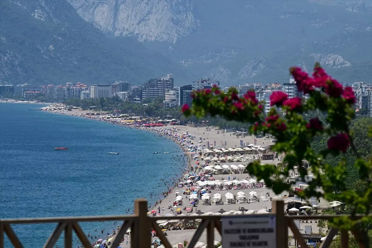 Antalya'da Yüksek Nem ve Sıcak Hava, Sahilleri Doldurdu