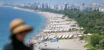 Antalya'da Yüksek Nem ve Sıcaklık Sahilleri Doldurdu