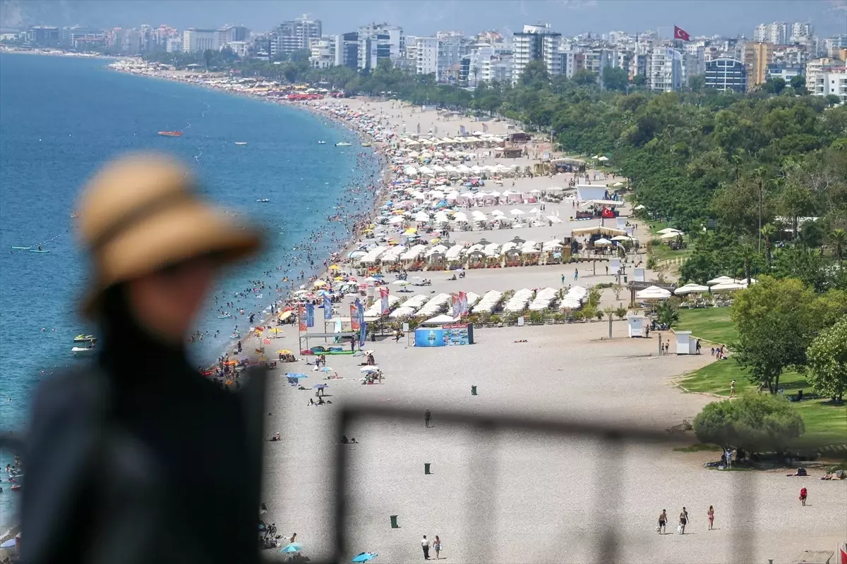 Antalya'da Yüksek Nem ve Sıcaklık Sahilleri Doldurdu