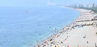 Antalya'da Yoğun Sıcaklık ve Nem, Sahillerde Kalabalık Oluşturdu