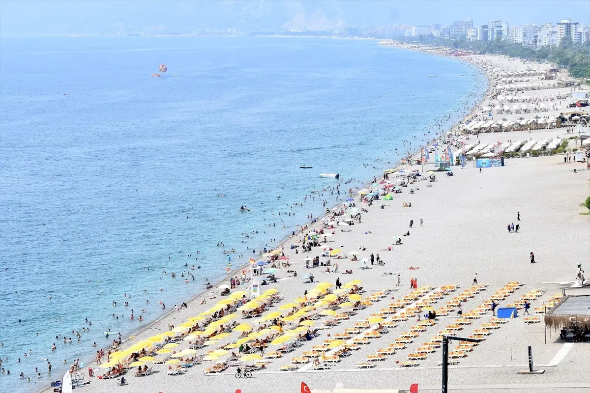 Antalya'da Yoğun Sıcaklık ve Nem, Sahillerde Kalabalık Oluşturdu