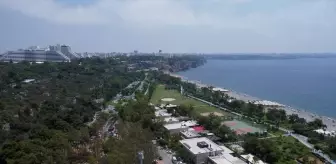 Antalya'da Bunaltıcı Sıcak ve Nem Sahilleri Doldurdu
