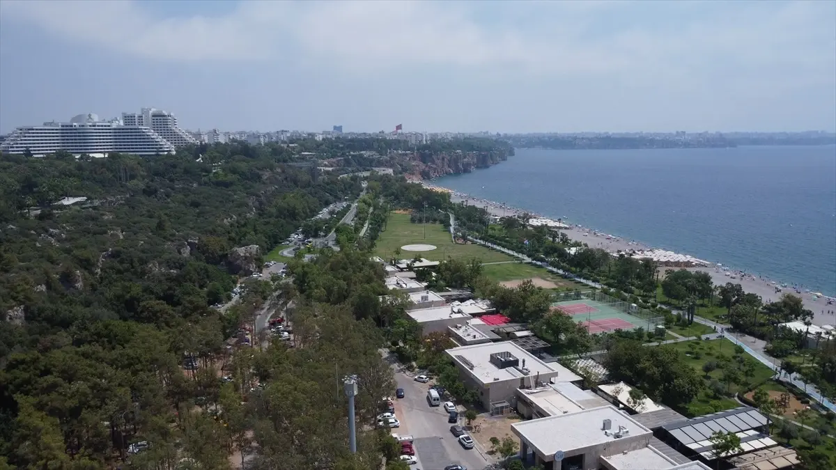 Antalya'da Bunaltıcı Sıcak ve Nem Sahilleri Doldurdu