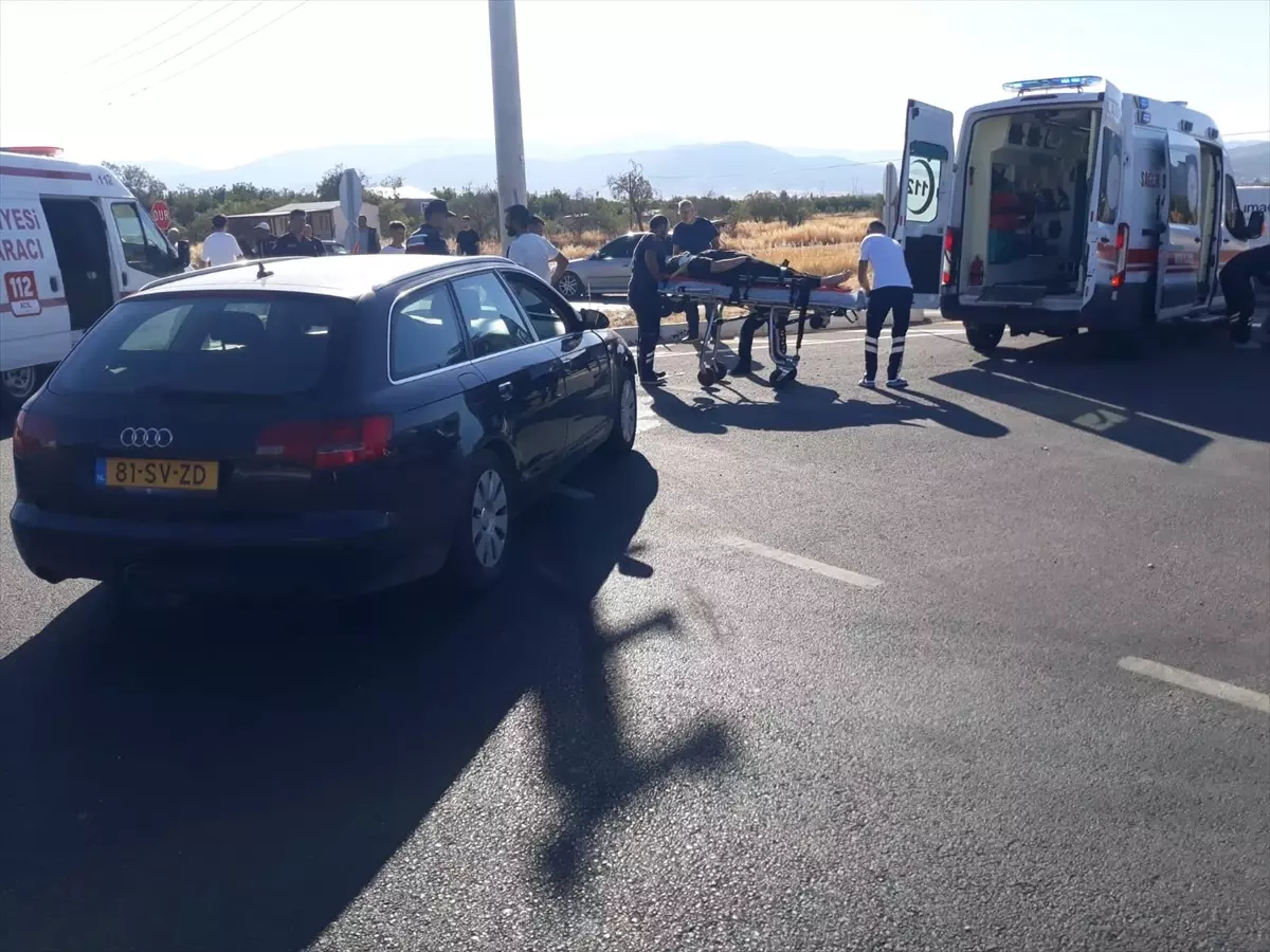 Korkuteli'de Otomobil Kazası: 3 Yaralı
