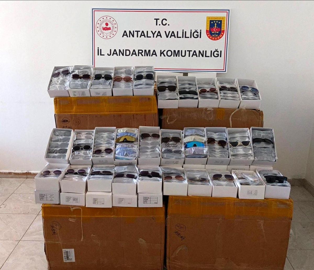 Antalya'da 15 Bin Kaçak Güneş Gözlüğü Ele Geçirildi
