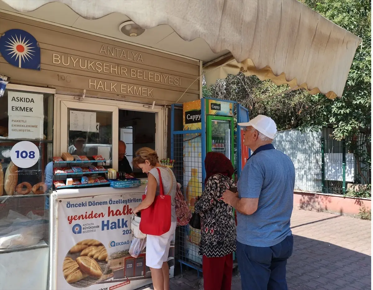 Antalya'da Halk Ekmek Büfelerinde 25 Tür Unlu Mamül Satışı Başladı