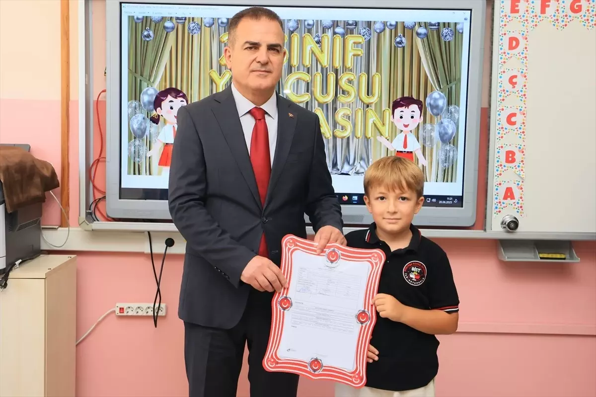 Öğrenciler Yaz Tatiline Girdi: Karneler Dağıtıldı