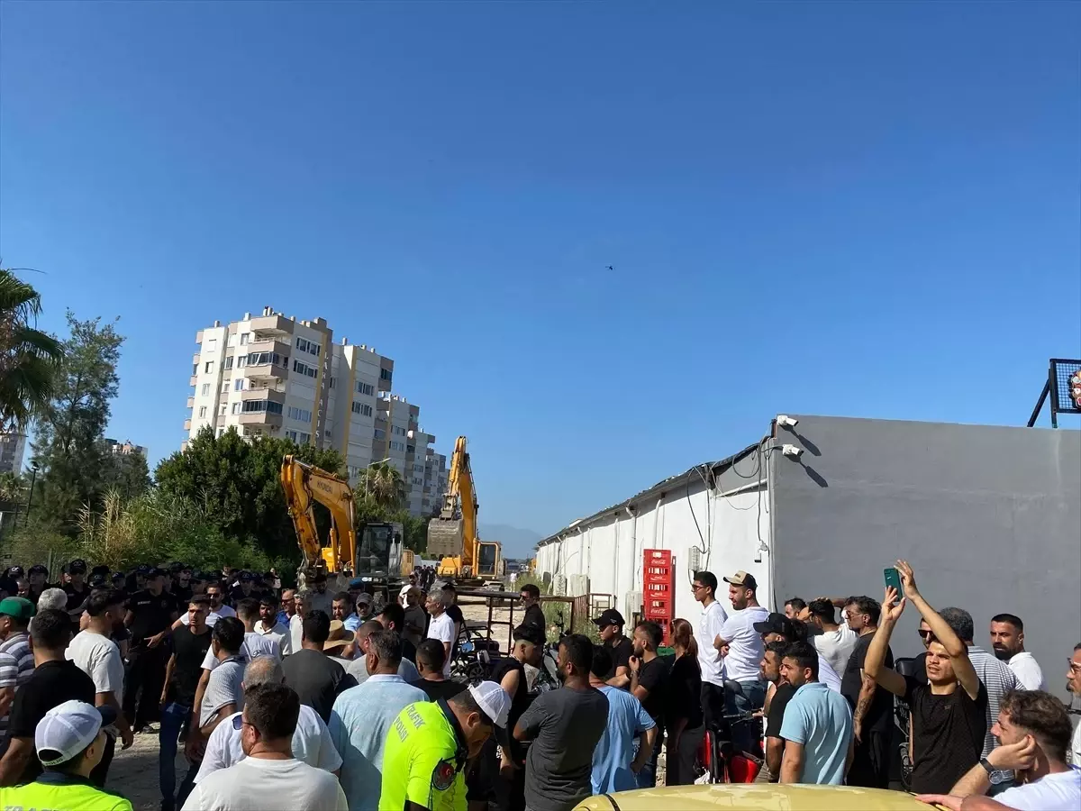 Antalya'da Kaçak İşletmelerin Yıkımı Gerçekleştirildi
