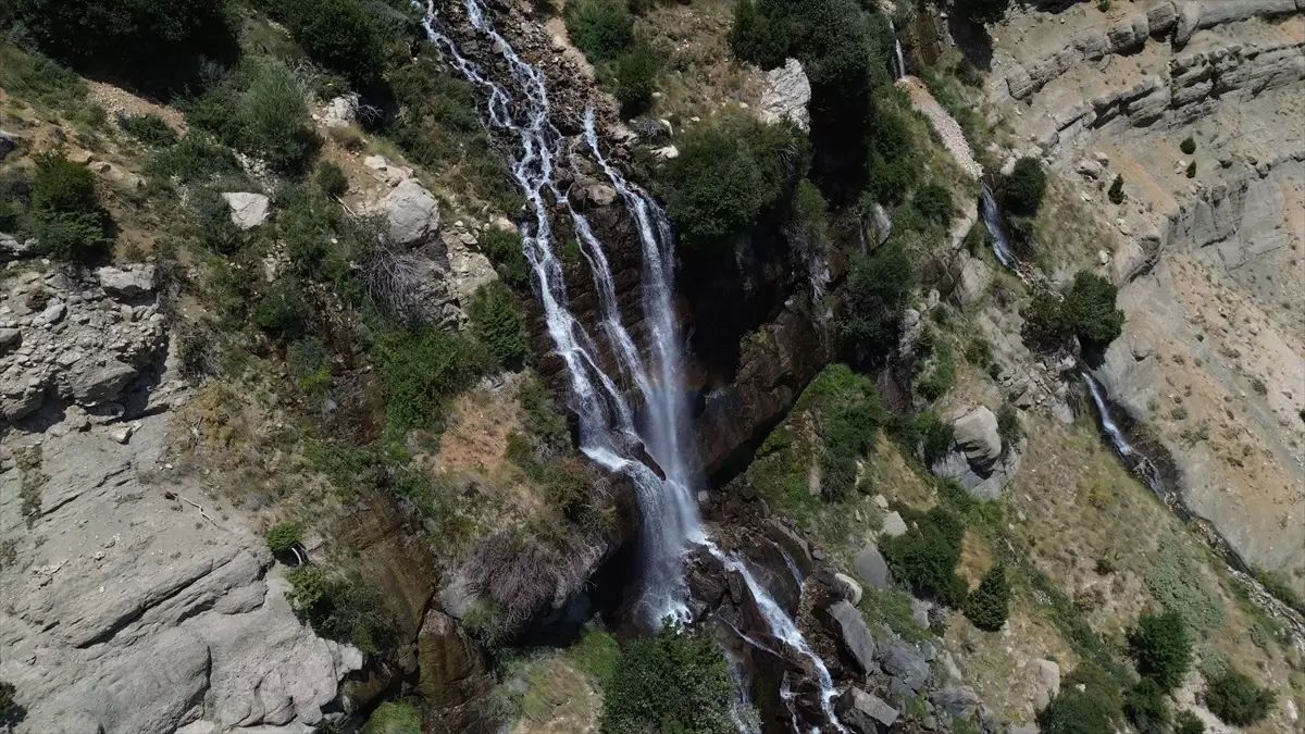 Kaş'ta Uçarsu Şelalesi ve Yeşilgöl, Yaz Sıcaklarında Serinlemek İçin Uygun Nokta