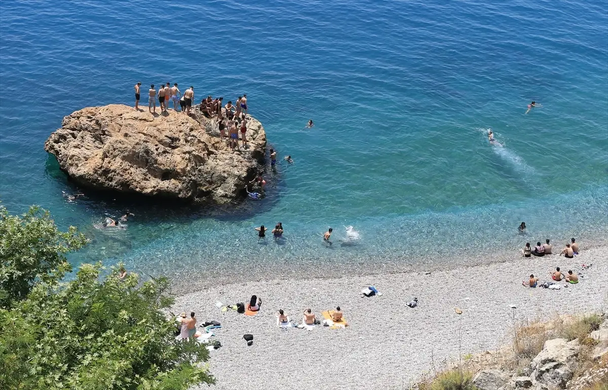 Antalya Sahillerinde Kurban Bayramı Yoğunluğu