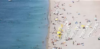 Antalya'da Sıcak Havada Sahil Keyfi