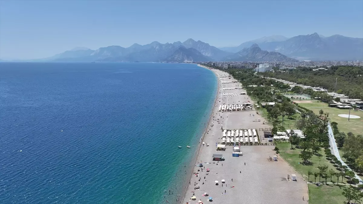Antalya Sahillerinde Yaz Yoğunluğu