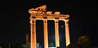 Manavgat'ta 'Kanlı Ay' Tutulması Turistlerin İlgi Odağı Oldu
