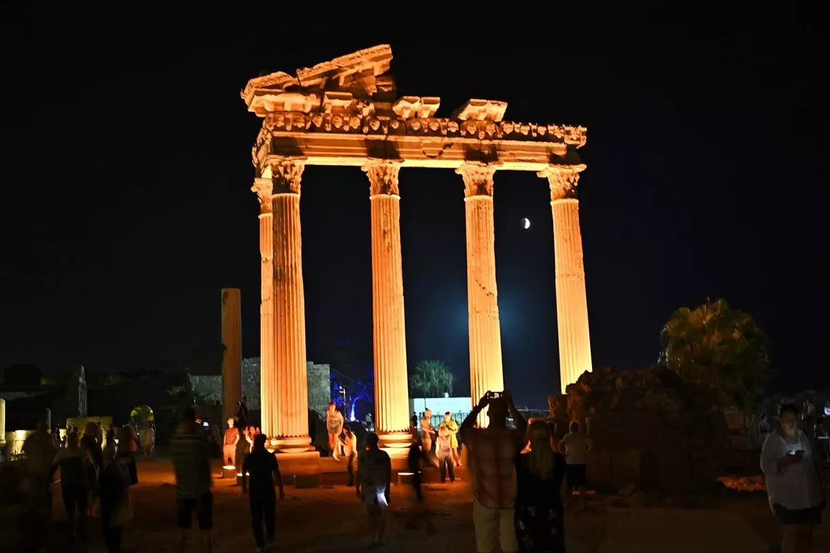 Manavgat'ta 'Kanlı Ay' Tutulması Turistlerin İlgi Odağı Oldu
