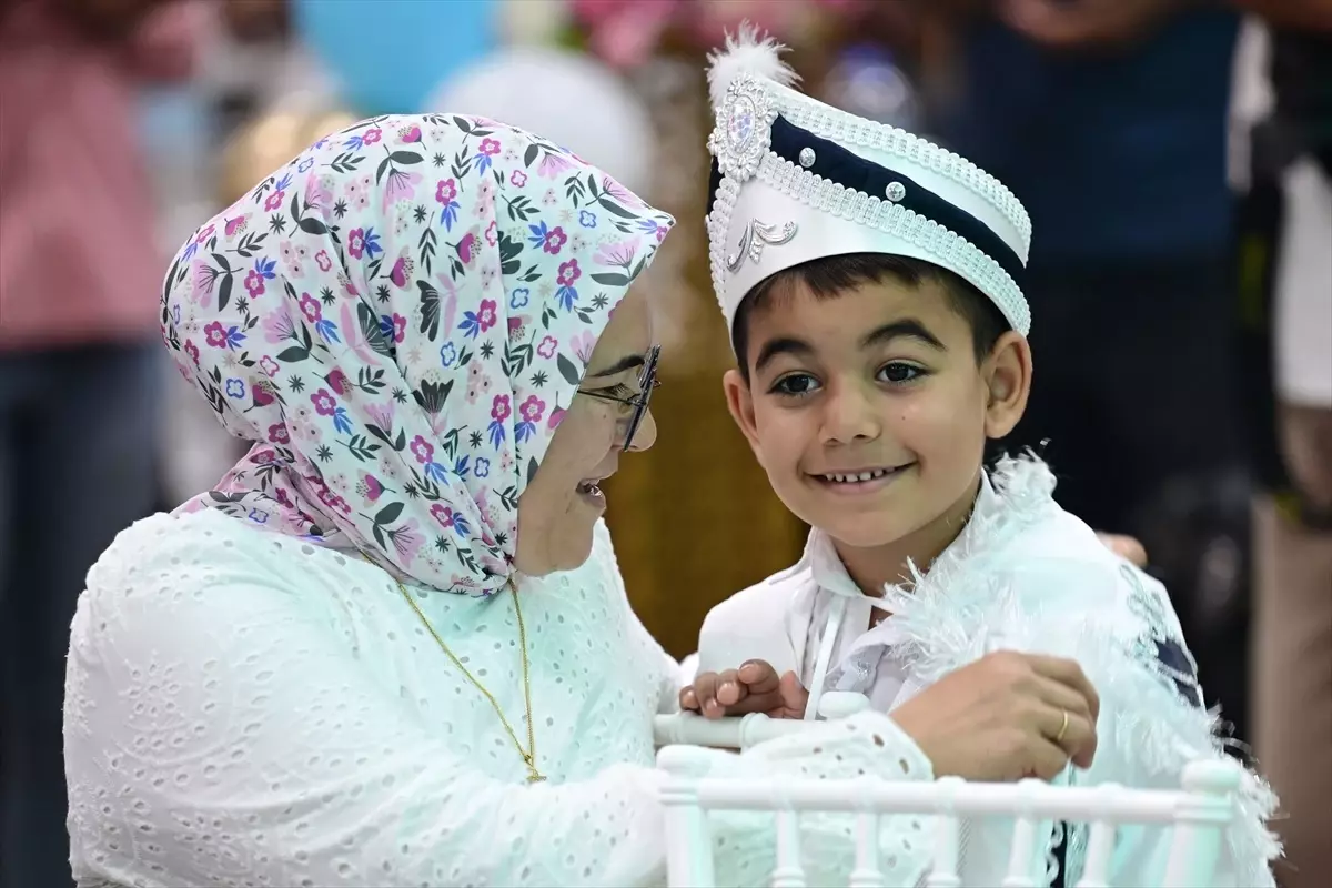 Antalya'da 75 Çocuk İçin Geleneksel Sünnet Şöleni Düzenlendi