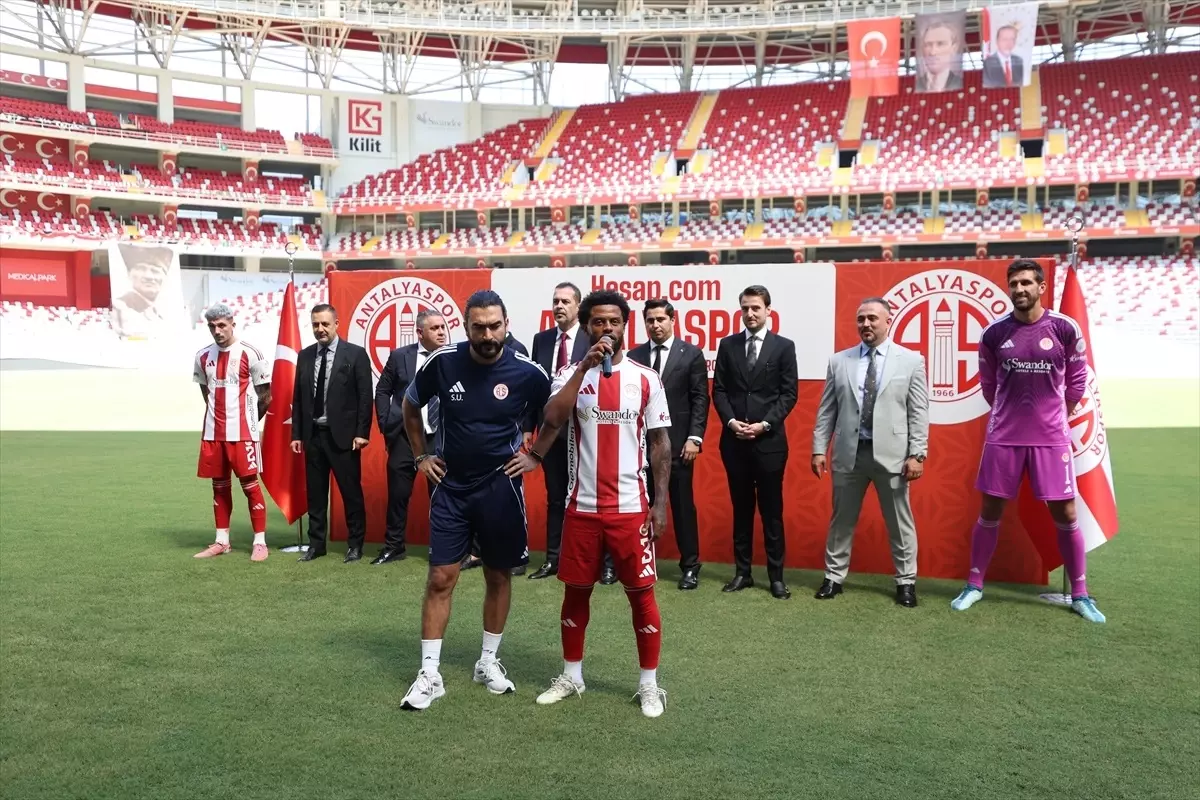 Hesap.com Antalyaspor, 17 Yeni Futbolcusunu Tanıttı