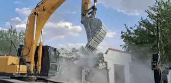 Gaziantep'te Depremde Hasar Gören Binaların Yıkımına Başlandı