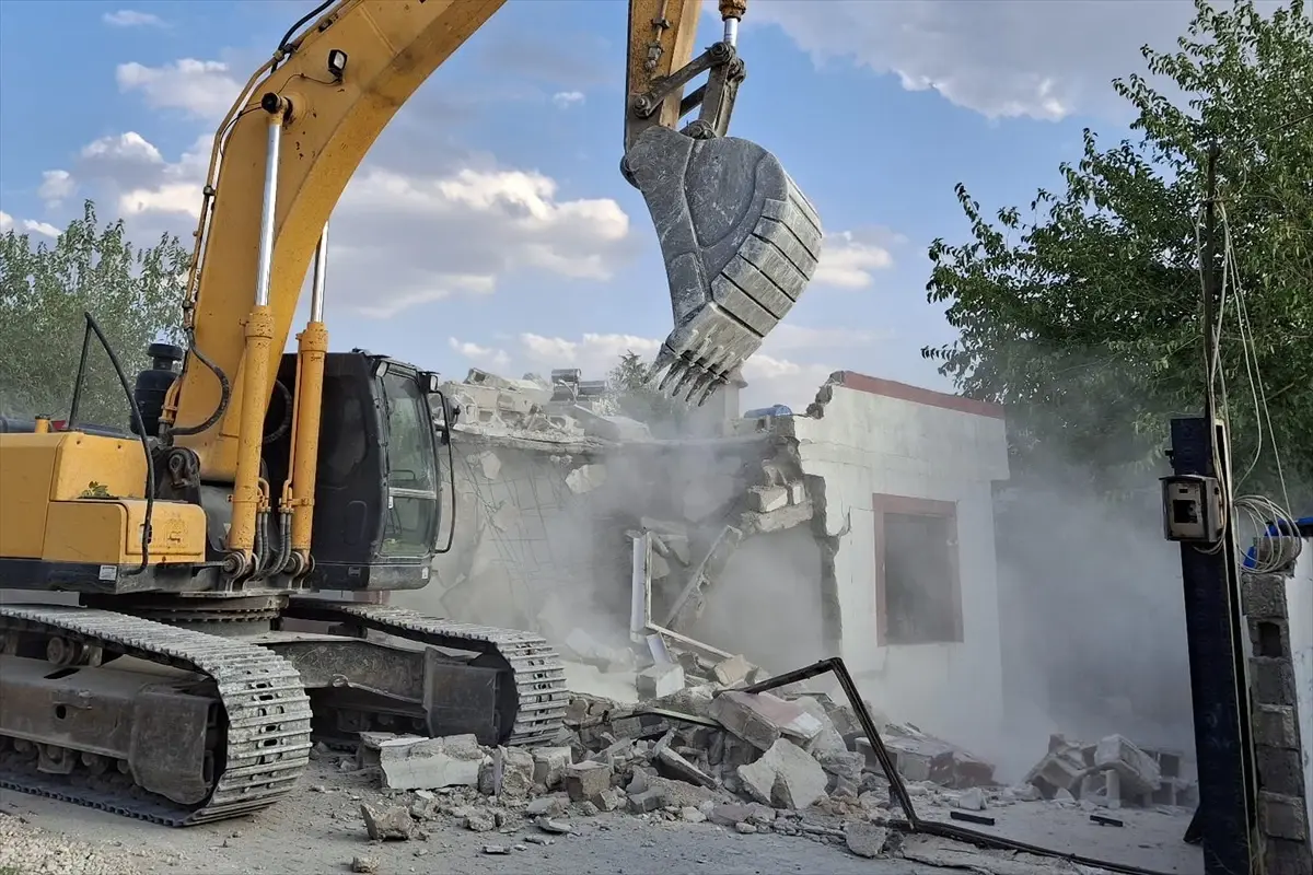 Gaziantep'te Depremde Hasar Gören Binaların Yıkımına Başlandı