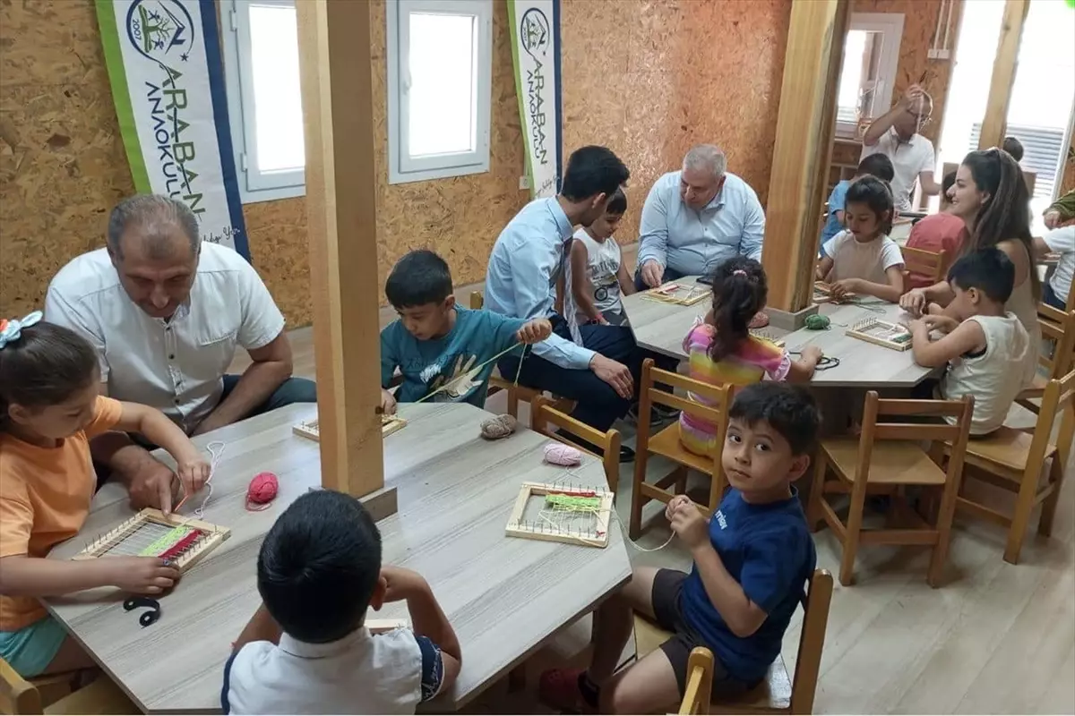 Gaziantep'te Çocuklar Tasarım Beceri Atölyesi'nde Kilim Dokumayı Öğreniyor