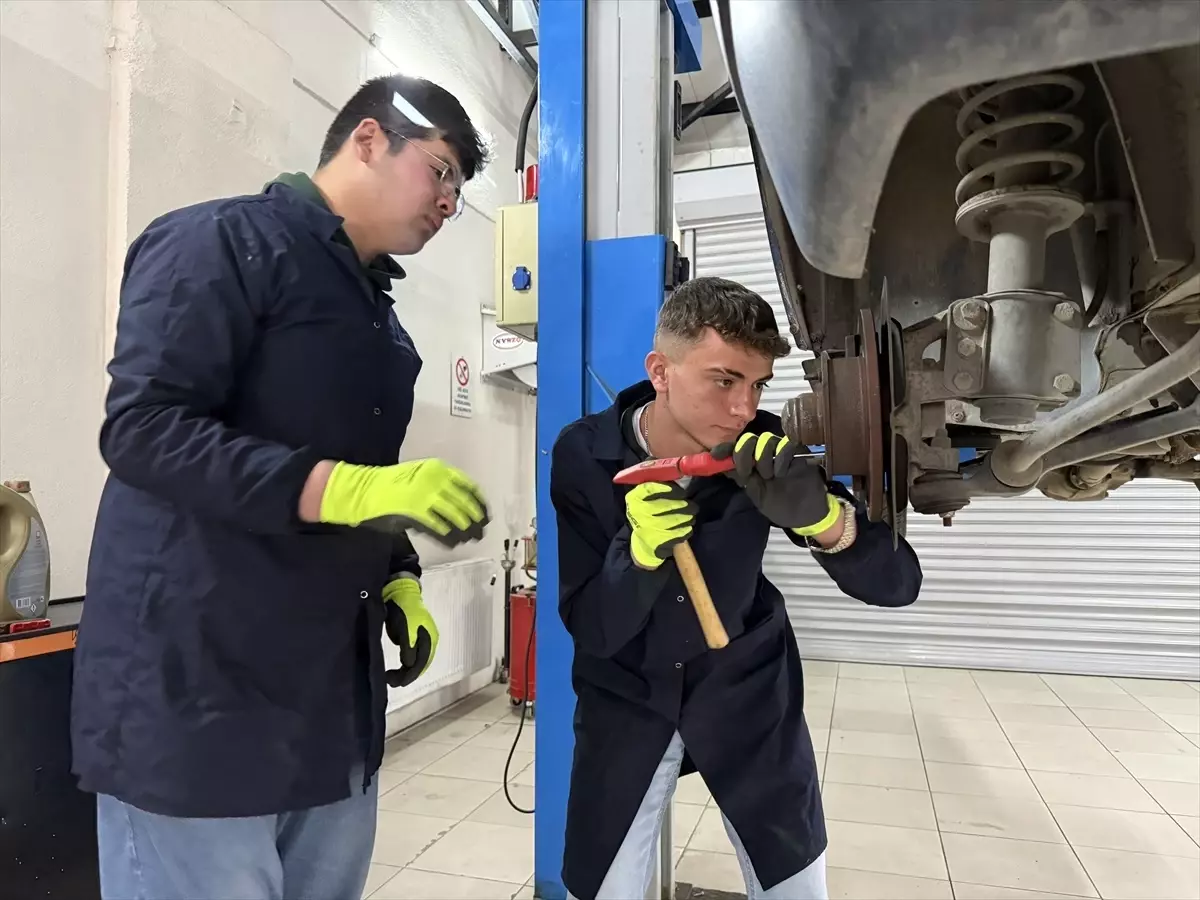 Erzincan Mesleki ve Teknik Anadolu Lisesi'nde Uygulamalı Motorlu Araçlar Eğitimi