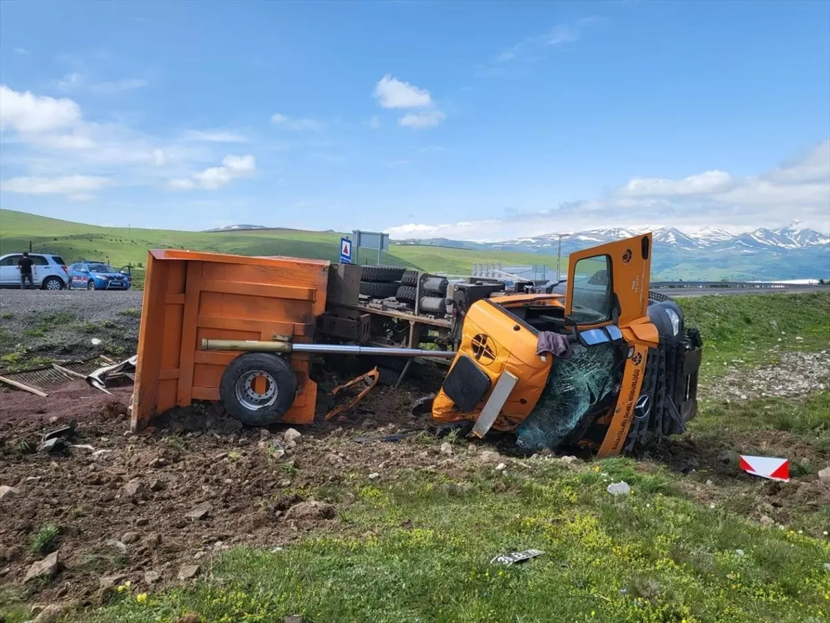 Ardahan'da Tuzlama Aracı Devrildi: Sürücü Yaralandı