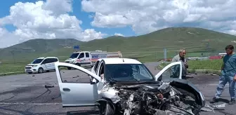 Ardahan'da Kamyonet ile Otomobil Çarpıştı: İki Yaralı