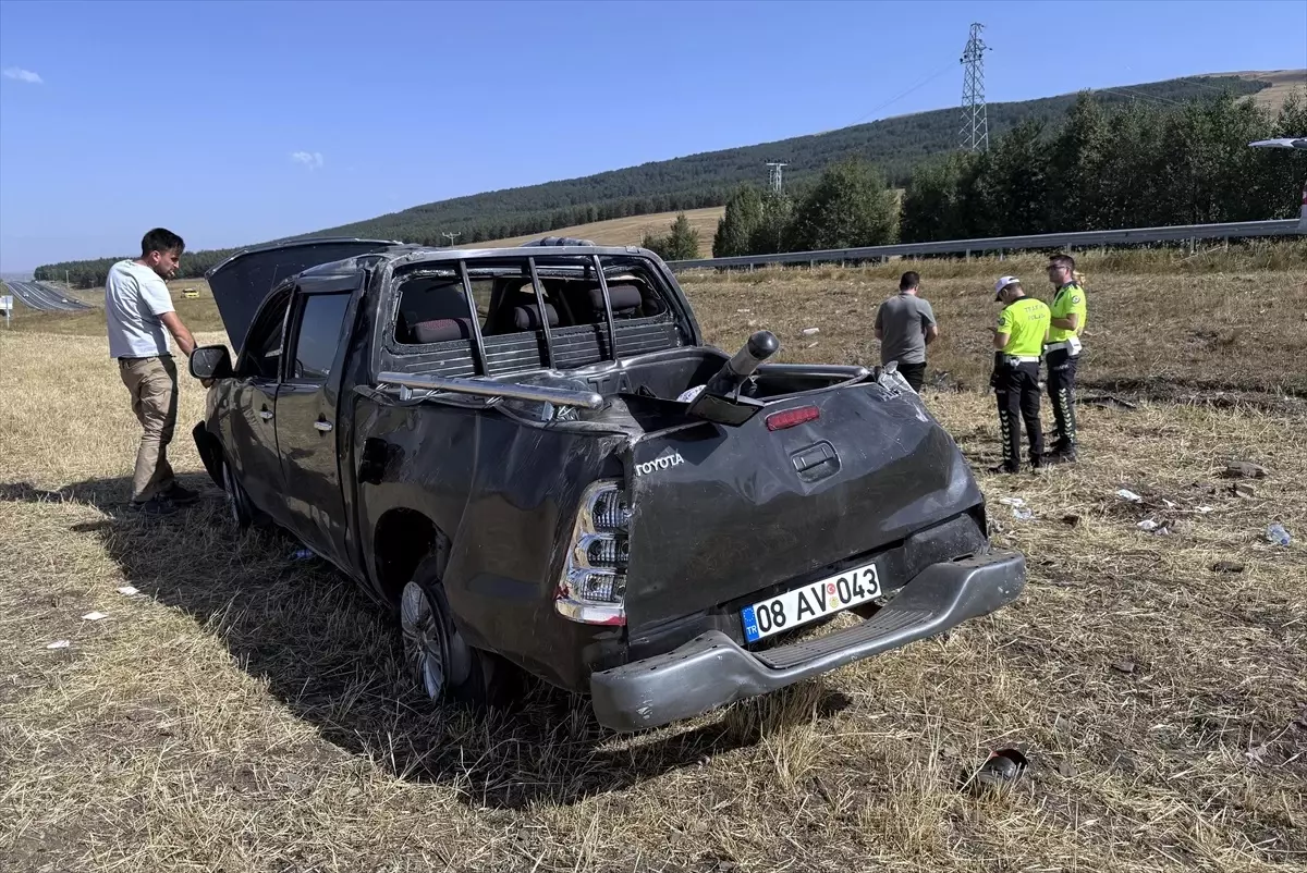 Ardahan'da Kamyonet Devrildi: 3 Yaralı