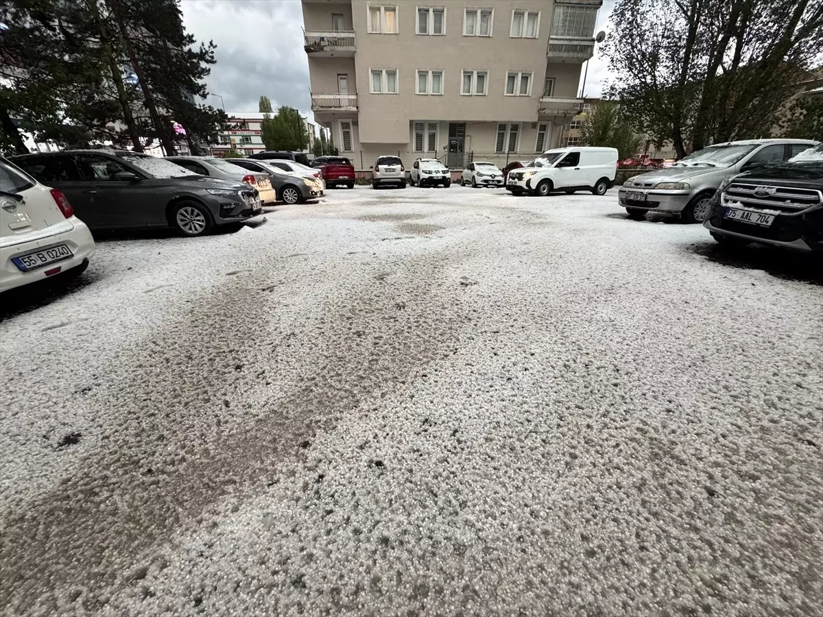 Ardahan'da Şiddetli Sağanak ve Dolu Hayatı Olumsuz Etkiledi