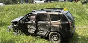 Ardahan'da Tırın Çarptığı Otomobilde 5 Yaralı