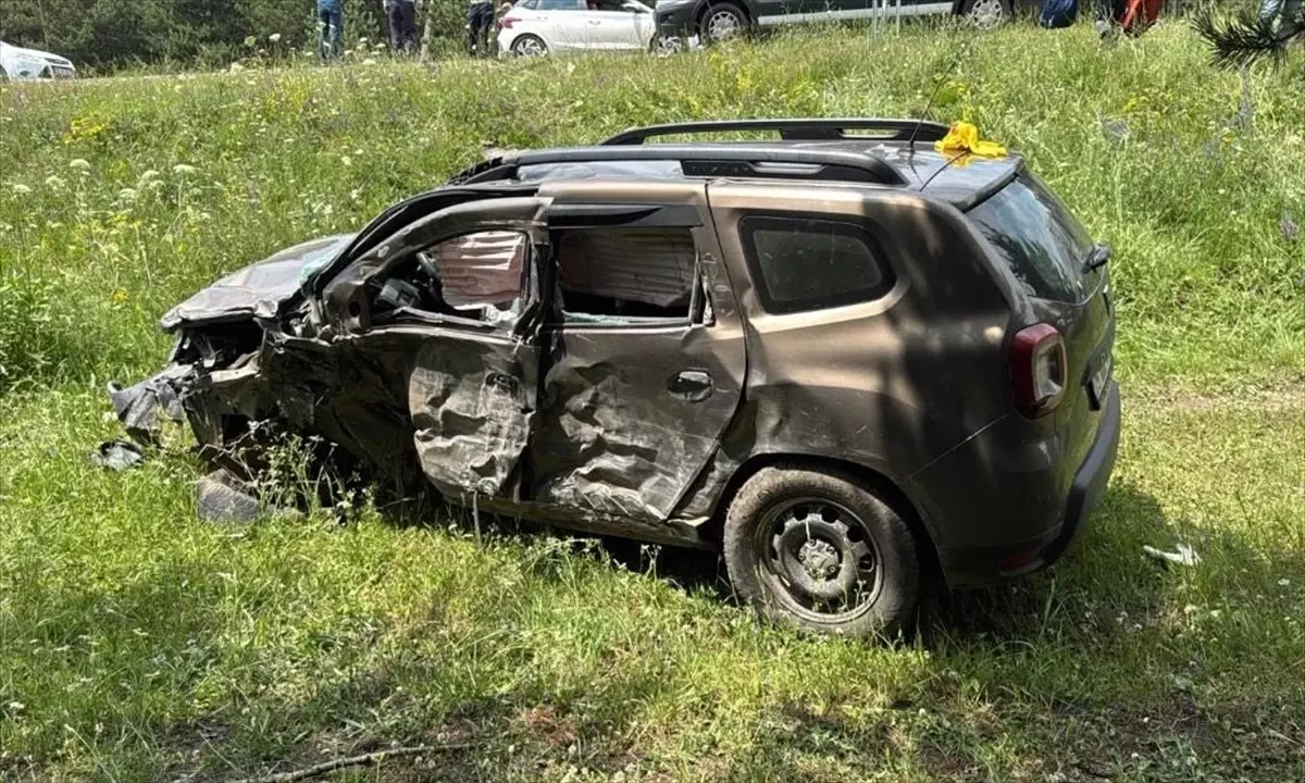 Ardahan'da Tırın Çarptığı Otomobilde 5 Yaralı