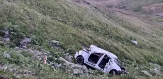 Ardahan'da Uçuruma Yuvarlanan Otomobilde İki Kişi Yaralandı