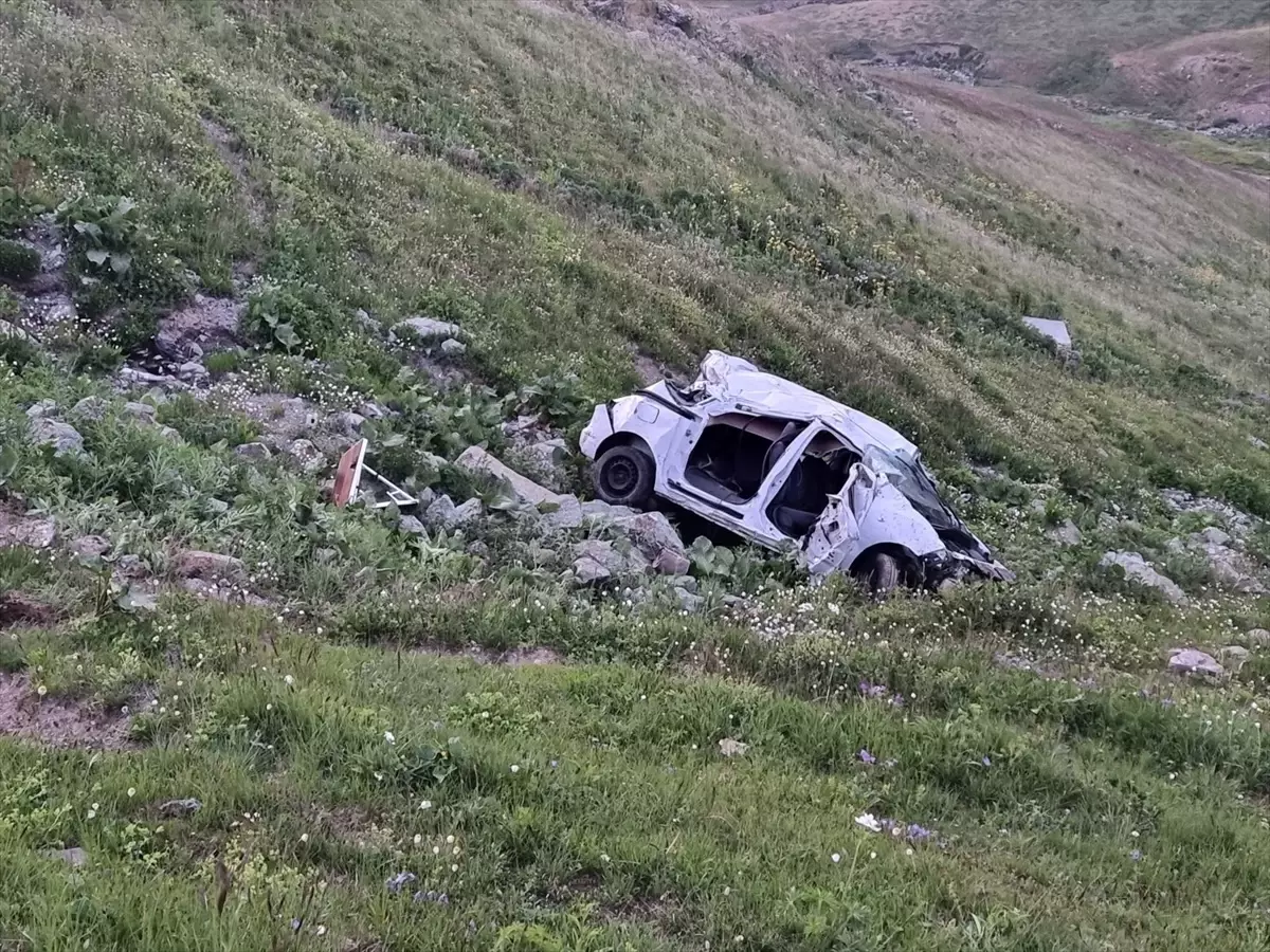 Ardahan'da Uçuruma Yuvarlanan Otomobilde İki Kişi Yaralandı