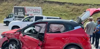 Ardahan'da Otomobil ve Otobüs Çarpıştı: 3 Yaralı