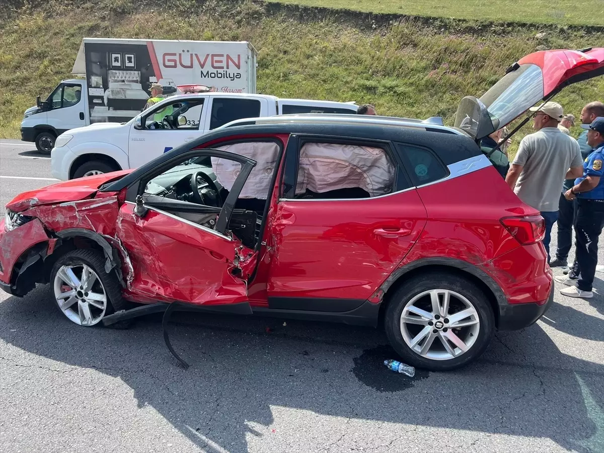 Ardahan'da Otomobil ve Otobüs Çarpıştı: 3 Yaralı