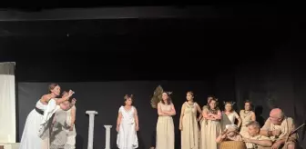 KODOSK Tiyatro Topluluğu 'Lysistrata' Oyununu Sahneledi