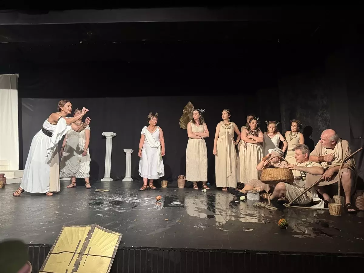 KODOSK Tiyatro Topluluğu 'Lysistrata' Oyununu Sahneledi