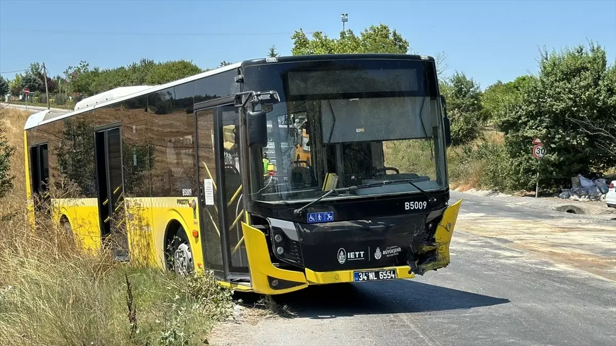 İstanbul'da İETT Otobüsüyle Çarpışan Otomobilin Sürücüsü Hayatını Kaybetti