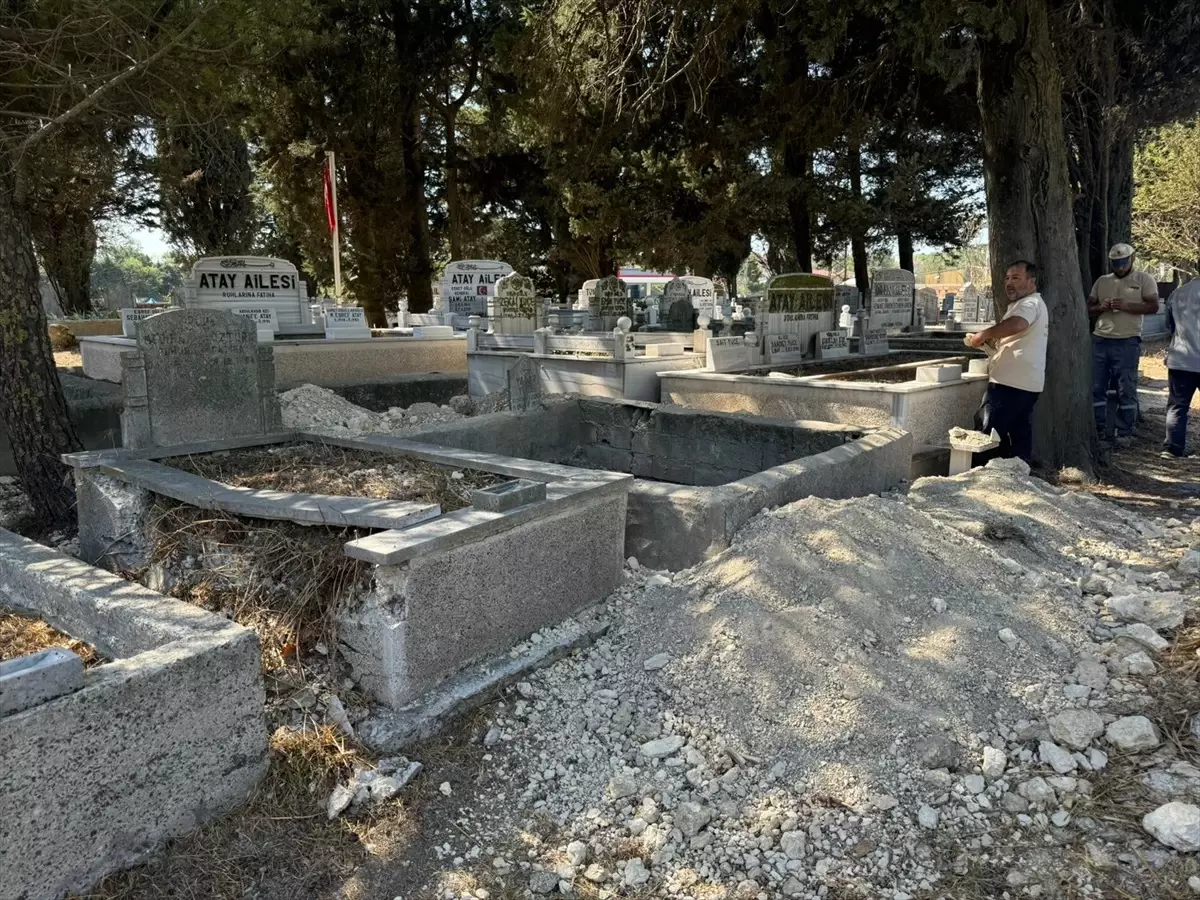 Arnavutköy'de Define Arayanlar Mezarları Kazdı