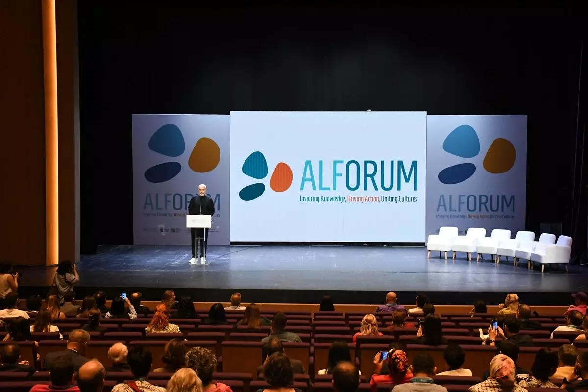 Tiran'da Avrupa-Akdeniz Diyaloğu Üzerine Forum Devam Ediyor