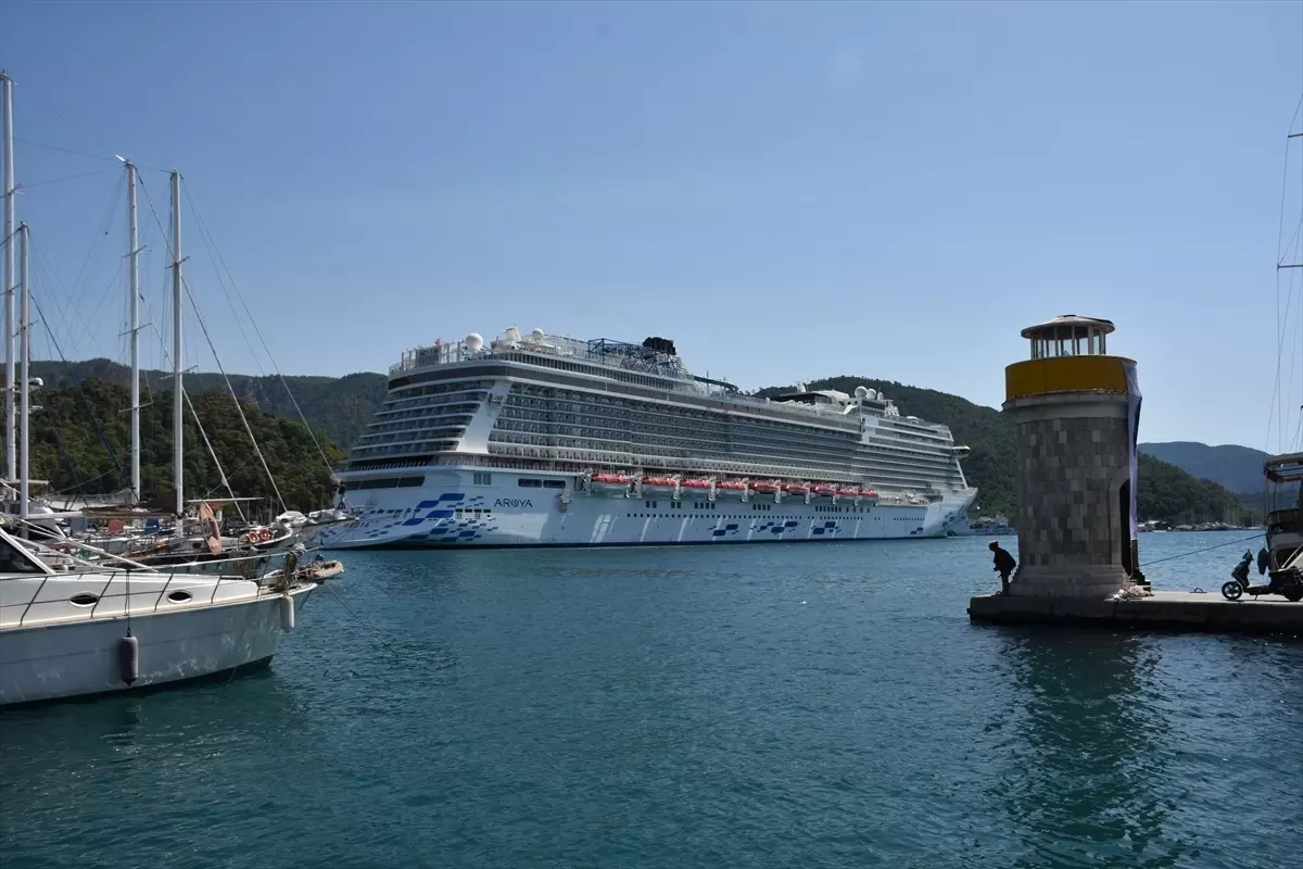 Marmaris'e 2,684 Yolcu Taşıyan Aroya Kruvaziyeri Geldi