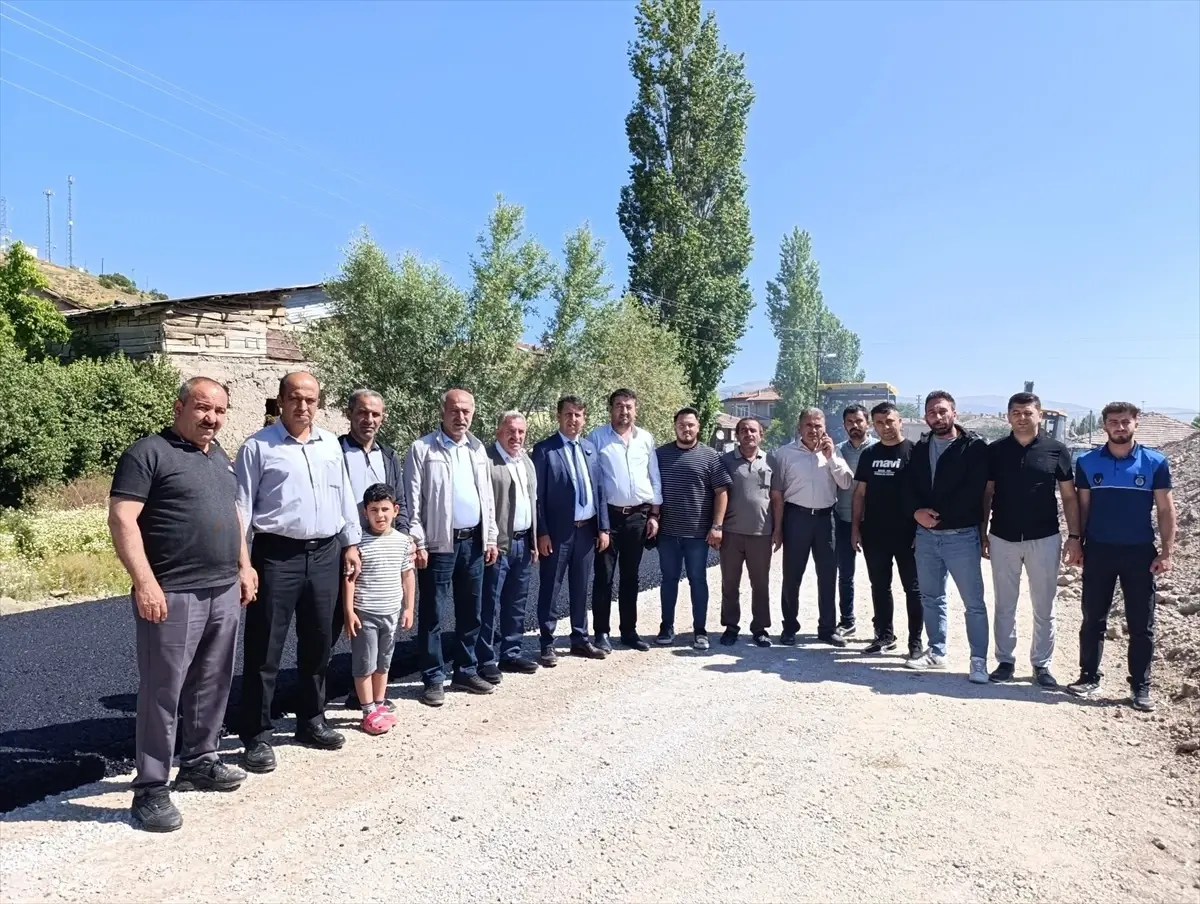 Tokat Artova'da Sıcak Asfalt Çalışmaları Devam Ediyor
