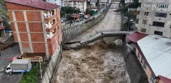 Artvin'deki Tarihi Kesmetaş Köprü Su Seviyesinin Yükselmesiyle Çöktü