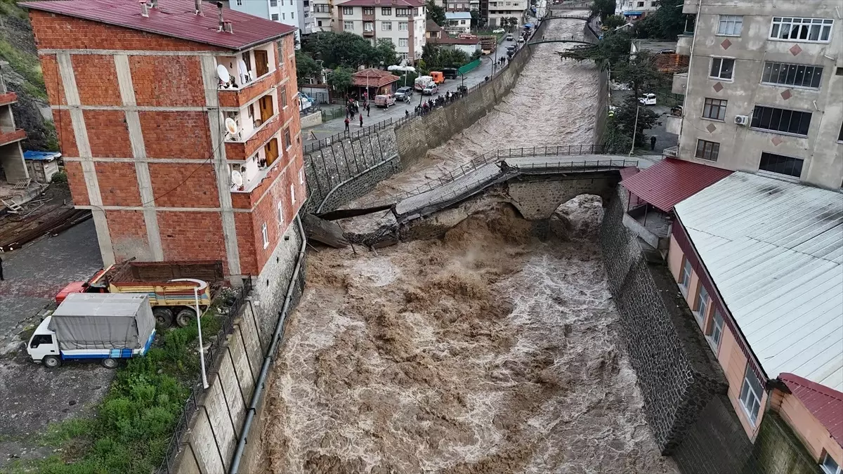 Artvin'deki Tarihi Kesmetaş Köprü Su Seviyesinin Yükselmesiyle Çöktü
