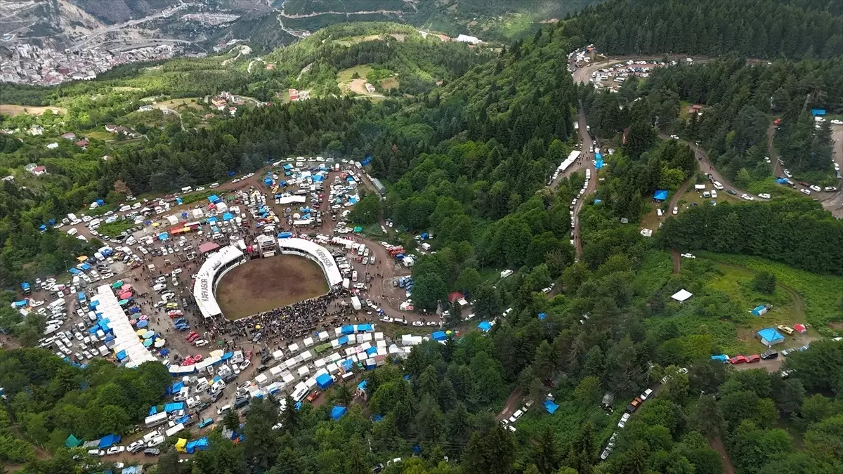 Artvin'de 44. Kafkasör Festivali'nde Boğa Güreşleri Coşkusu