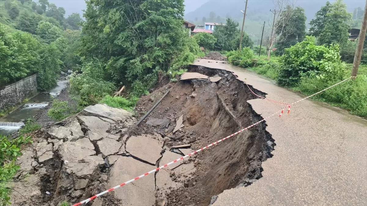 Artvin'de Heyelan Nedeniyle İki Köy Yolu Kapandı